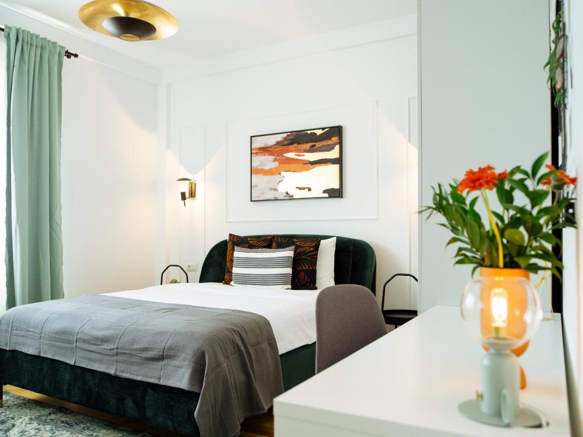 Sunny 3br Midtown Flat - Amazing View Balcony Apartment